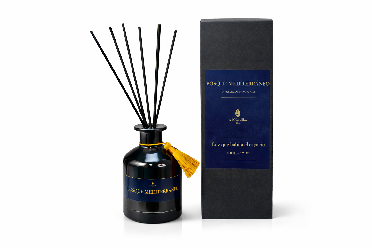 Difusor de fragancia Bosque Mediterráneo con su caja premium negra y detalles dorados, diseño elegante de la Colección HÁBITAT de A Toda Vela BCN.
