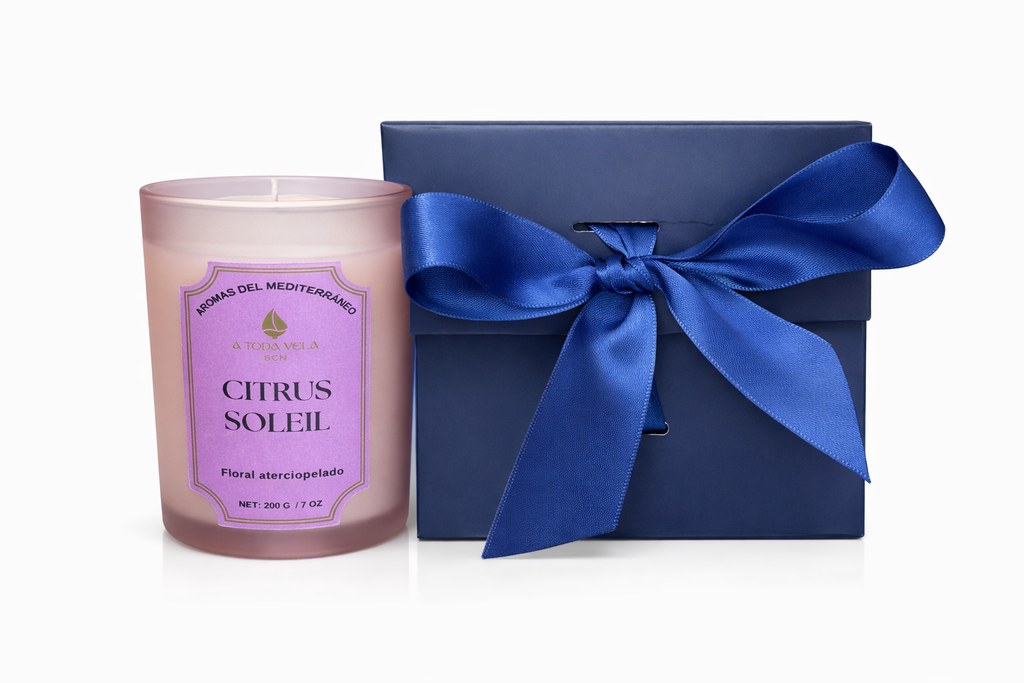 Vela aromática Citrus Soleil presentada en estuche de regalo premium, vela de lujo con aroma cítrico y amaderado inspirada en el Mediterráneo.