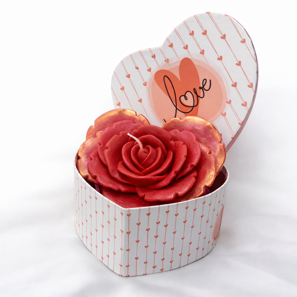 Centro Solo Tú de cera en caja con forma de corazón, con una flor de cera roja artesanal, presentado como detalle romántico para pareja