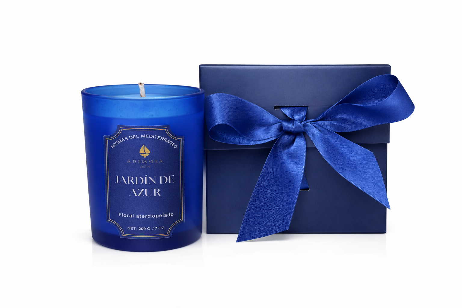 Vela aromática Jardín de Azur presentada en estuche de regalo premium azul, vela de lujo floral inspirada en los jardines mediterráneos.