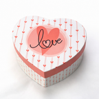 Caja con forma de corazón del centro Susurro, packaging romántico en tonos blanco y rosa para regalo de pareja