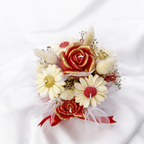Centro Latido visto en detalle, arreglo floral decorativo hecho a mano en caja rosa con lunares y cinta roja, fondo blanco liso
