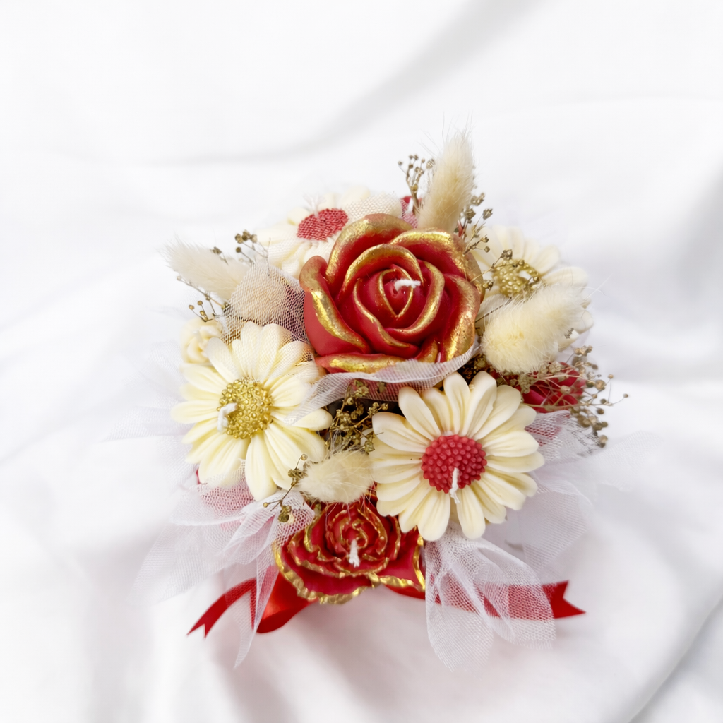 Centro Latido visto en detalle, arreglo floral decorativo hecho a mano en caja rosa con lunares y cinta roja, fondo blanco liso