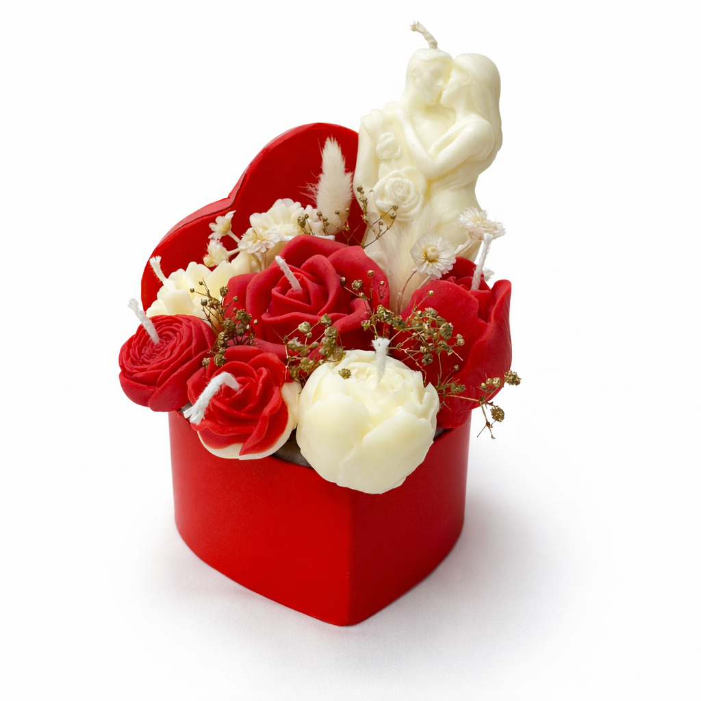 Detalle lateral del Centro Promesa con rosas de cera hechas a mano, flores decorativas y figura de pareja sobre base roja en forma de corazón