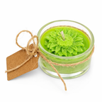Pequeña vela recuerdo para funeral en vaso de vidrio, decorada con cuerda natural y etiqueta kraft, diseño artesanal delicado como obsequio de despedida.
