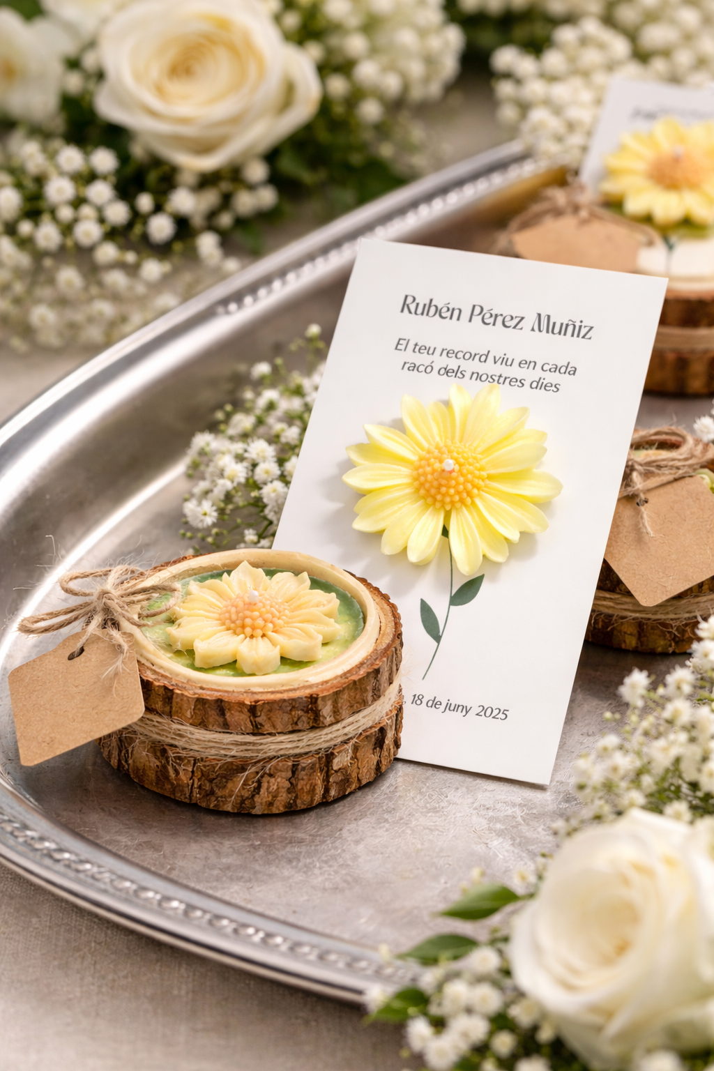 Composición de recordatorio funerario de lujo con tarjeta conmemorativa y vela artesanal floral sobre bandeja decorada con flores blancas, homenaje elegante y emotivo.