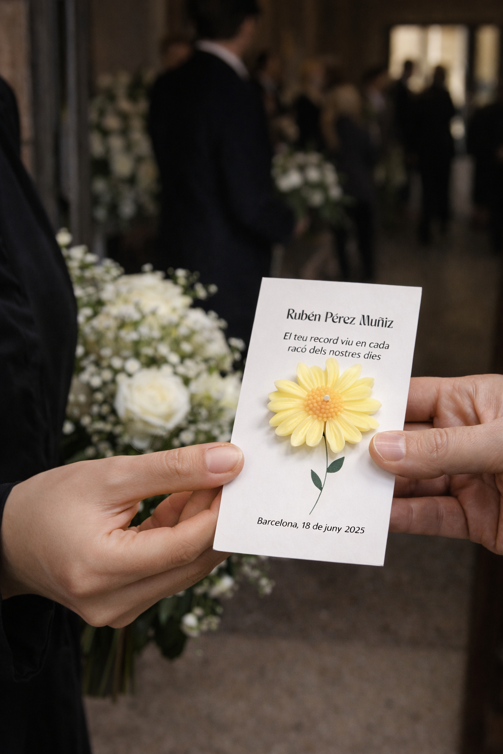 Manos entregando recordatorio funerario personalizado con flor en relieve durante ceremonia, detalle conmemorativo elegante para asistentes, homenaje íntimo y respetuoso.