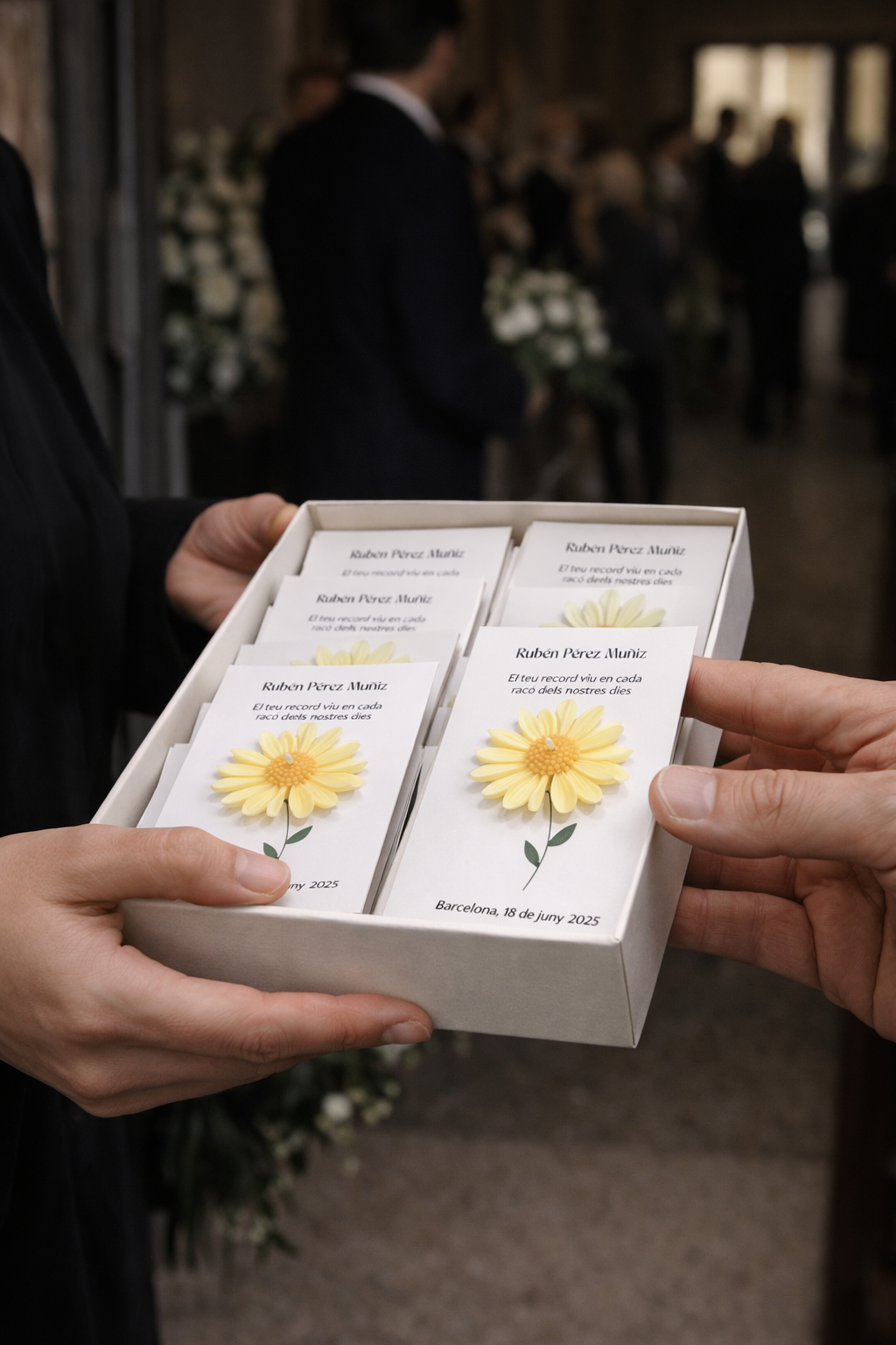 Caja con recordatorios funerarios personalizados con flores artesanales, detalle conmemorativo de lujo preparado para asistentes a ceremonia de despedida.
