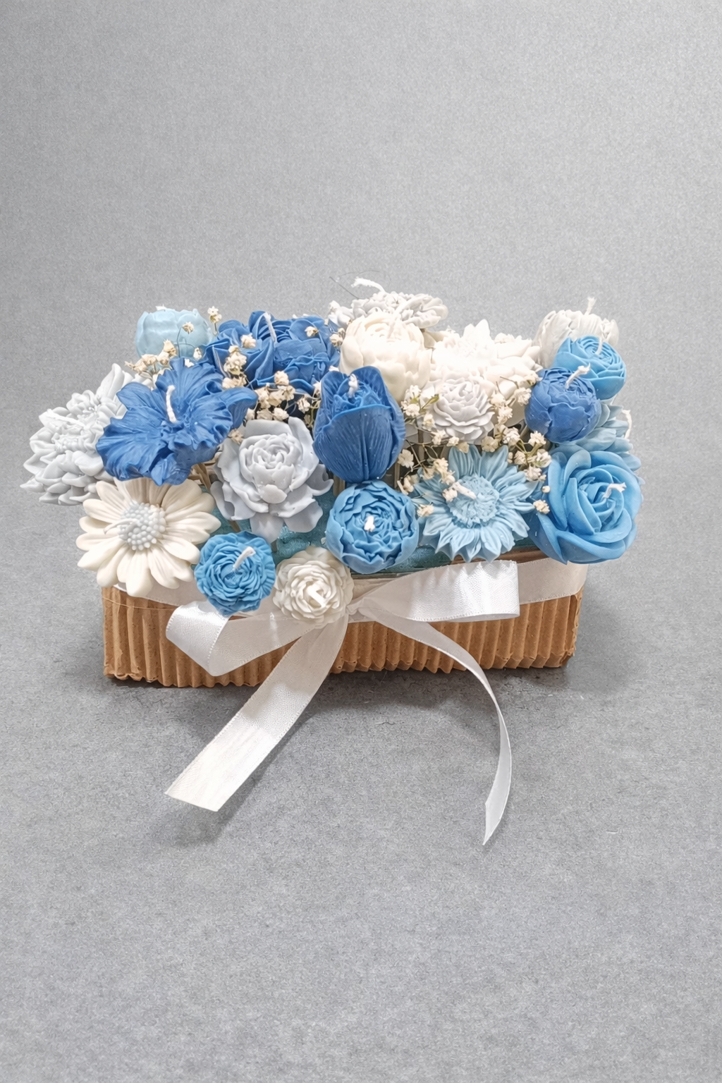 Centro de mesa para boda 2026 en tonos azul porcelana y blanco marfil con 24 velas florales artesanales
