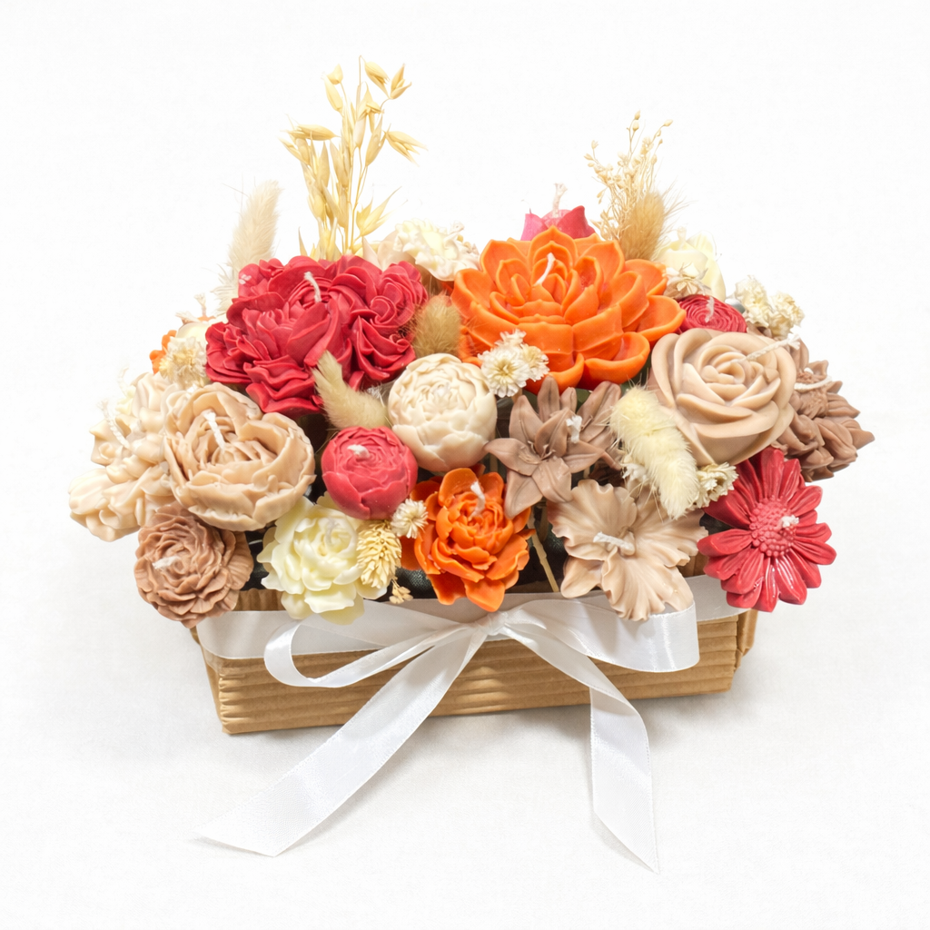 Centro floral de velas artesanales en terracota, azafrán y crema cálida – decoración premium para bodas 2026