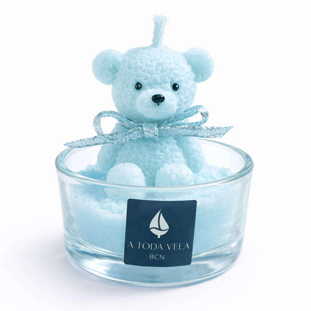 Vela infantil de diseño con osito de cera azul pastel en recipiente de cristal, acabado suave y elegante, fotografía de producto premium con estética editorial de revista de lujo.