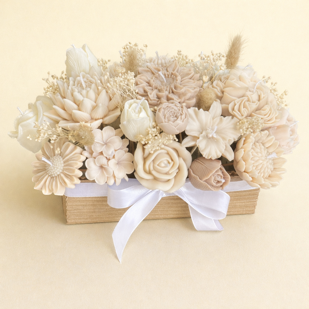 Centro de mesa premium con flores de cera en paleta marrón susurrante, diseño romántico y minimalista con lazo blanco, perfecto para bodas elegantes y decoración de eventos de lujo.
