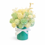 Centro de velas de lujo Salónica, presentado con etiqueta de marca. Flores de cera vegetal artesanal, souvenir de lujo y ecológico para hoteles y regalos corporativos.