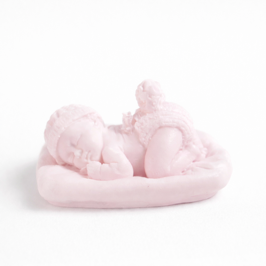 Vela decorativa artesanal en forma de bebé dormido rosa pastel, pieza de cera premium perfecta como detalle de bautizo o regalo delicado para recién nacido.