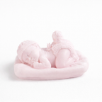 Vela decorativa artesanal en forma de bebé dormido rosa pastel, pieza de cera premium perfecta como detalle de bautizo o regalo delicado para recién nacido.