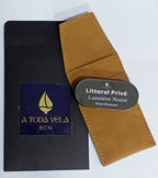 Packaging del perfume sólido masculino 'Lumière Noire': estuche metálico negro, funda de antelina y sobre negro, hecho en Barcelona.