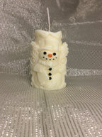 Vela de Navidad artesanal con forma de muñeco de nieve y detalles pintados a mano.