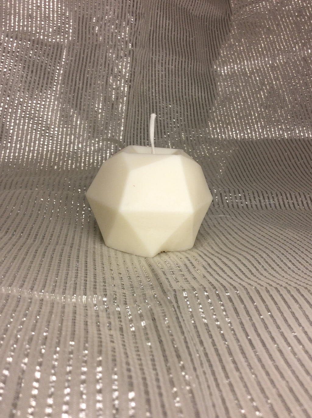 ela aromática minimalista forma esfera facetada.