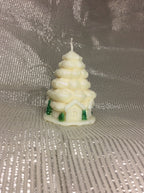 Vela artesanal de árbol de Navidad con pinos verdes pintados a mano en la base.
