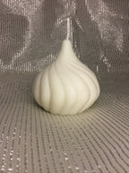Vela escultural de Navidad con forma de espiral.