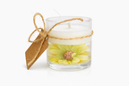 Vela conmemorativa para funeral en vaso de vidrio transparente con flor natural encapsulada, diseño artesanal elegante sobre fondo blanco de estudio.