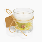 Recordatorio funerario de vela artesanal con cera blanca y flor natural preservada en interior, presentación minimalista y elegante tipo editorial.