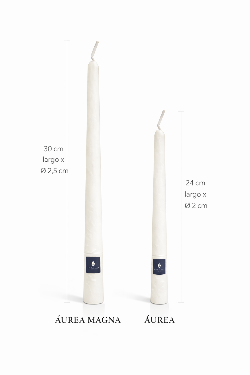 Comparativa de tamaño entre vela cónica AUREA MAGNA de 30 cm y vela AUREA de 24 cm, diseño artesanal de lujo en color blanco