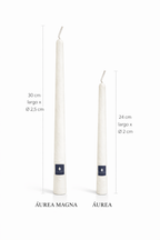 Comparativa de tamaño entre vela cónica AUREA MAGNA de 30 cm y vela AUREA de 24 cm, diseño artesanal de lujo en color blanco