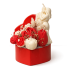 Centro Promesa con velas florales artesanales en tonos rojos y marfil, figura romántica de pareja y base en forma de corazón, presentado sobre fondo blanco