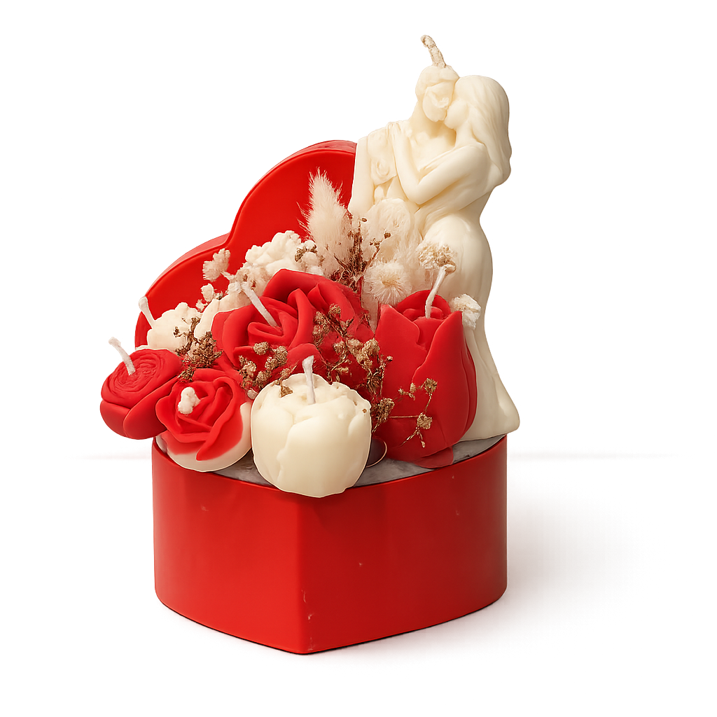Centro Promesa con velas florales artesanales en tonos rojos y marfil, figura romántica de pareja y base en forma de corazón, presentado sobre fondo blanco