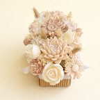 Centro floral vertical de velas artesanales en tonos nude, beige y caramelo, arreglo escultórico de 25 flores con textura botánica, decoración exclusiva para bodas y celebraciones refinadas.