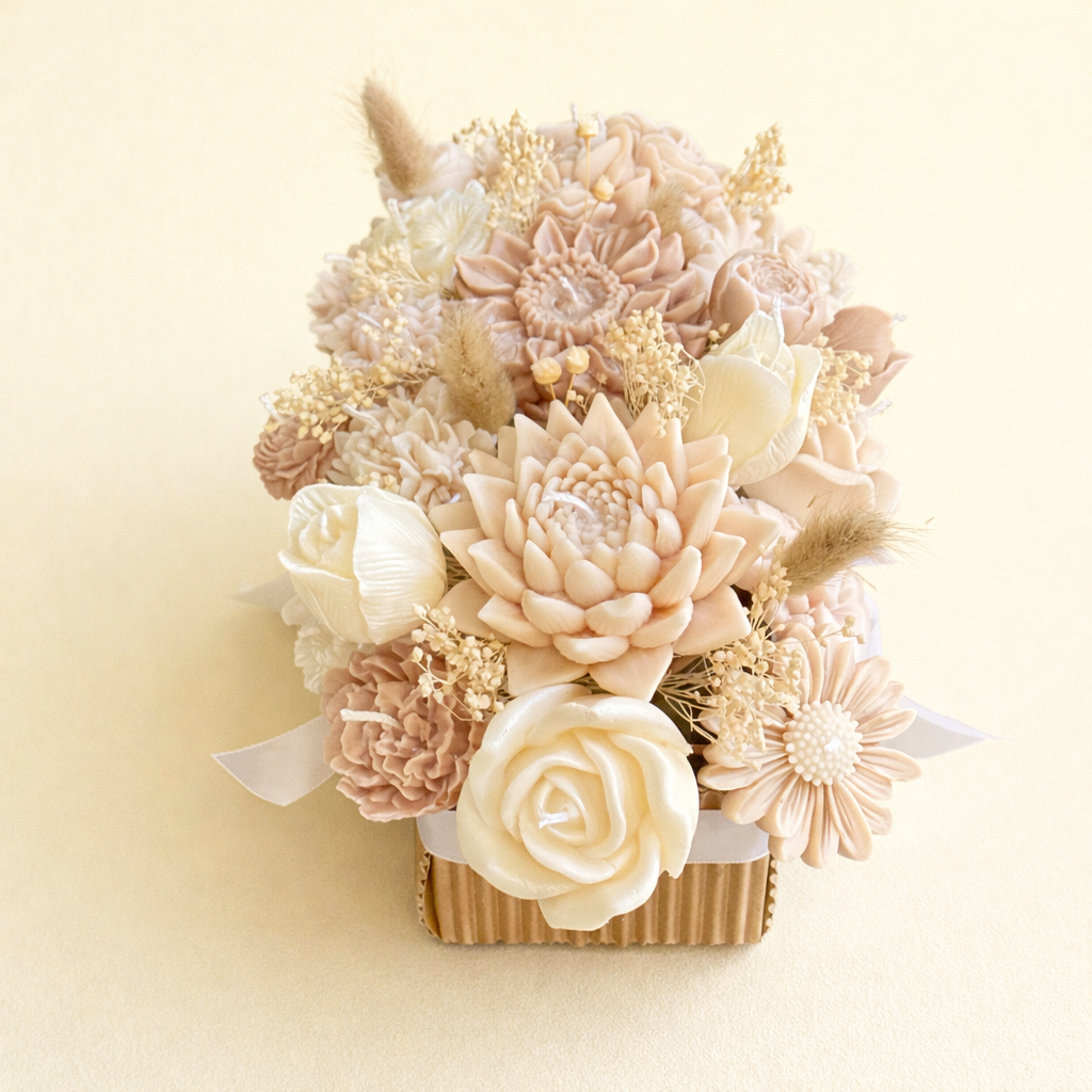 Centro floral vertical de velas artesanales en tonos nude, beige y caramelo, arreglo escultórico de 25 flores con textura botánica, decoración exclusiva para bodas y celebraciones refinadas.