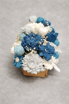 Vista lateral de centro floral de velas azul y blanco para decoración de mesa de boda elegante