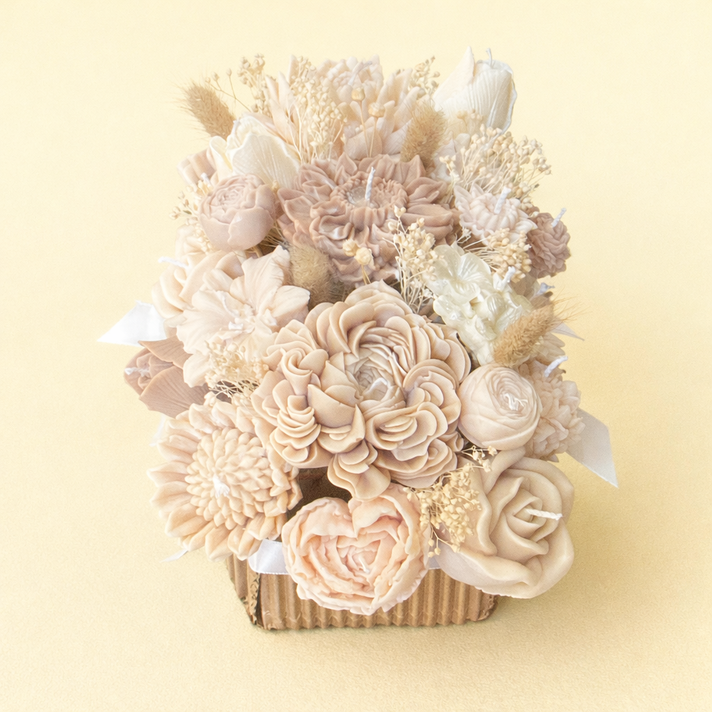 Vista superior de centro floral de velas en tonos marrón cálido y crema, composición armónica de flores talladas a mano, diseño elegante para mesas de boda y decoración sofisticada.