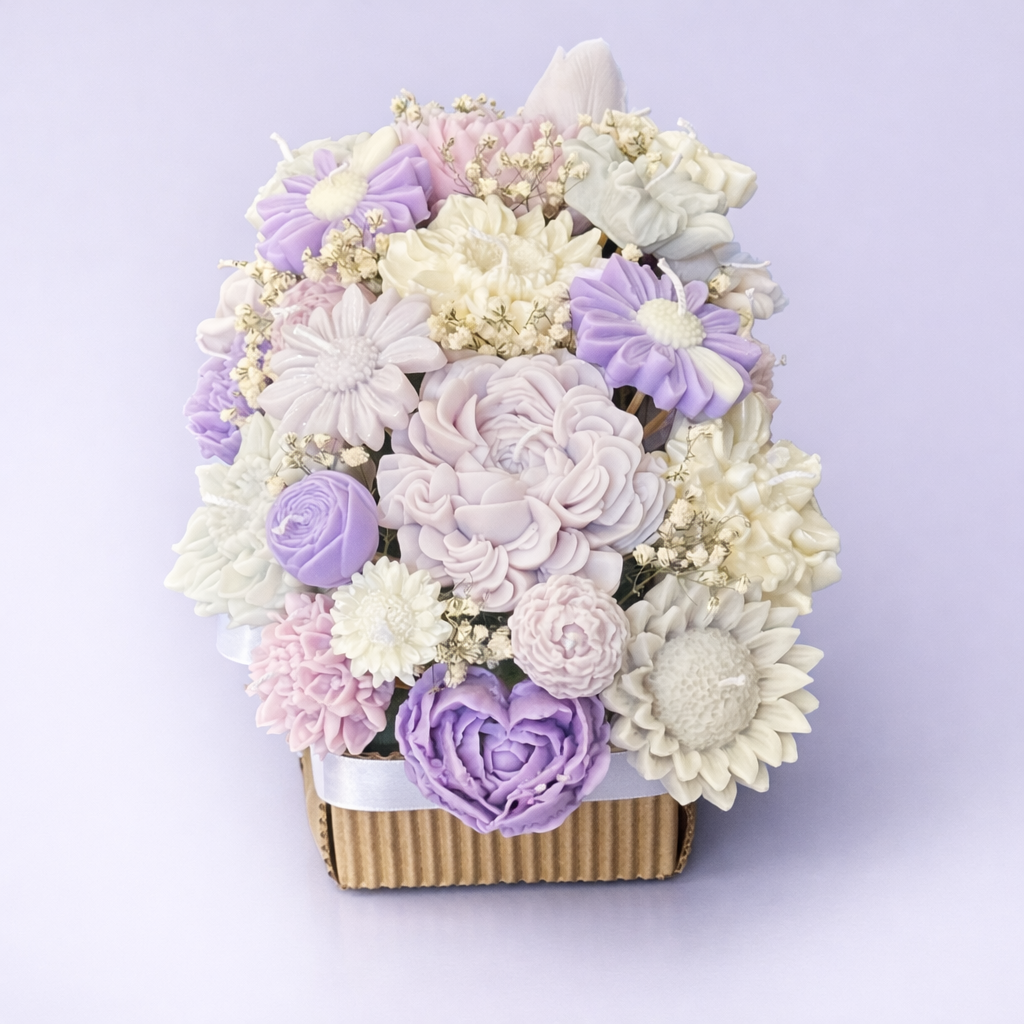 Centro de mesa floral de velas en tonos pastel lavanda y crema, diseño exclusivo para eventos sofisticados y bodas de estilo romántico.