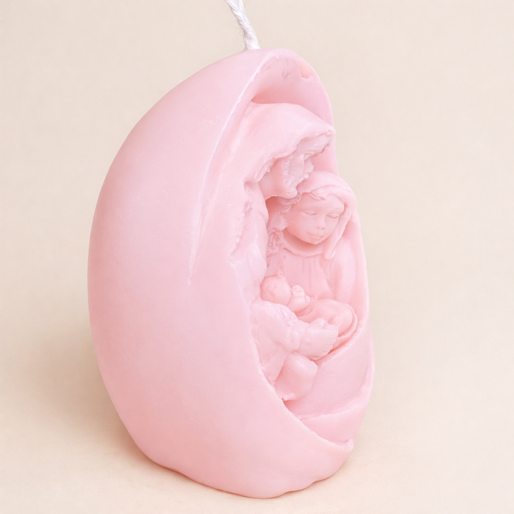 Vela religiosa artesanal en color rosa pastel con relieve de Sagrada Familia, diseño escultórico en cera natural, recuerdo exclusivo para eventos especiales.