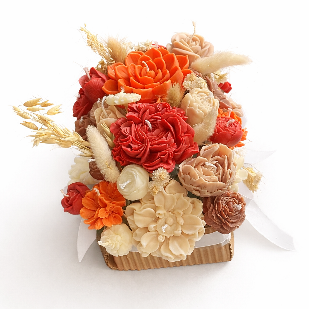 Detalle lateral de centro decorativo de velas en tonos cacao profundo y naranja azafrán para evento elegante