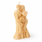 Vela romántica color camel vista lateral con figura de pareja besándose y rosas integradas, diseño escultórico moderno en cera natural premium, detalle elegante ideal para decoración de boda o regalo exclusivo de amor.