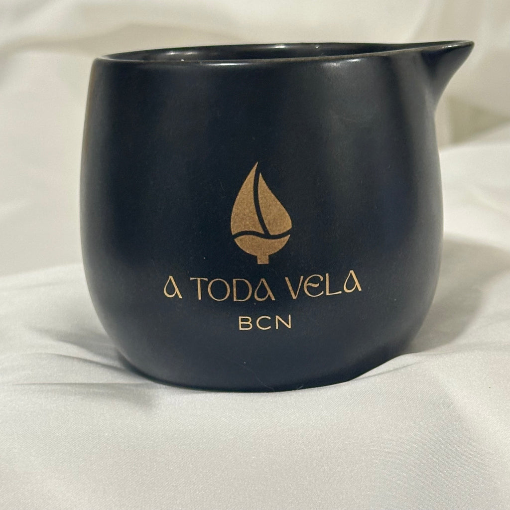 Recipiente de lujo negro para vela de masaje Mai no Kaori. Cerámica con logo dorado. Vela ideal para masajes delicados y rituales lentos en spas.
