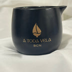 Recipiente de lujo negro para vela de masaje Mai no Kaori. Cerámica con logo dorado. Vela ideal para masajes delicados y rituales lentos en spas.