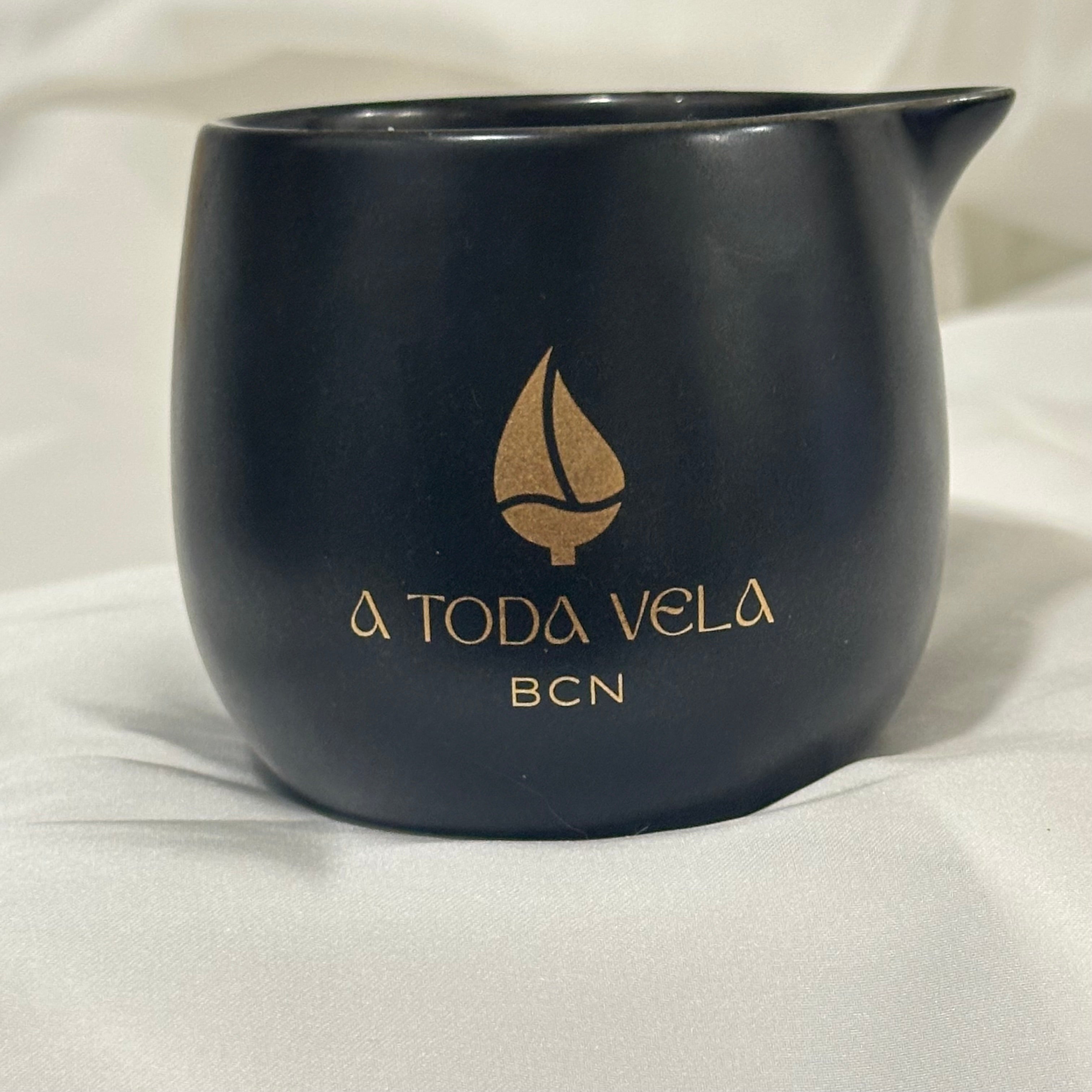Recipiente de lujo negro para vela de masaje Mai no Kaori. Cerámica con logo dorado. Vela ideal para masajes delicados y rituales lentos en spas.