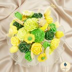 Detalle del bouquet de velas de cera vegetal. Rosas y tulipanes en colores amarillo y verde esmeralda. Arreglo floral sostenible para eventos primaverales.