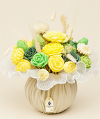 Centro de Mesa de Lujo Malta en bolsa de tela. Regalo sostenible con flores de cera vegetal, ideal para regalos corporativos o decoración fresca.