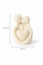 Vela romántica pareja con corazón en color champagne con medidas 8.5 cm alto x 6.5 cm ancho, escultura decorativa en cera natural artesanal, regalo elegante para aniversario, boda o detalle sentimental.