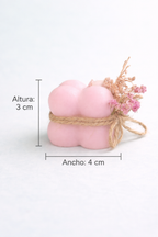 Vela decorativa artesanal en color rosa pastel, dimensiones 3 cm de altura y 4 cm de ancho, diseño compacto y elegante con acabado floral, fotografía de estudio minimalista de alta gama.