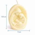 Vela artesanal religiosa con relieve de Sagrada Familia, dimensiones 8,5 cm de alto y 7 cm de ancho, diseño compacto en cera premium ideal para recuerdo de bautizo.