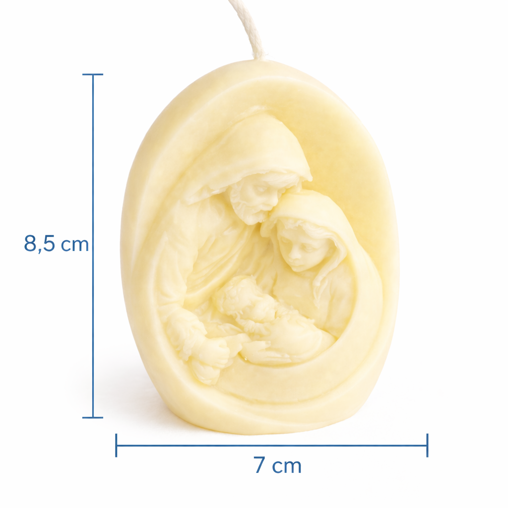 Vela artesanal religiosa con relieve de Sagrada Familia, dimensiones 8,5 cm de alto y 7 cm de ancho, diseño compacto en cera premium ideal para recuerdo de bautizo.
