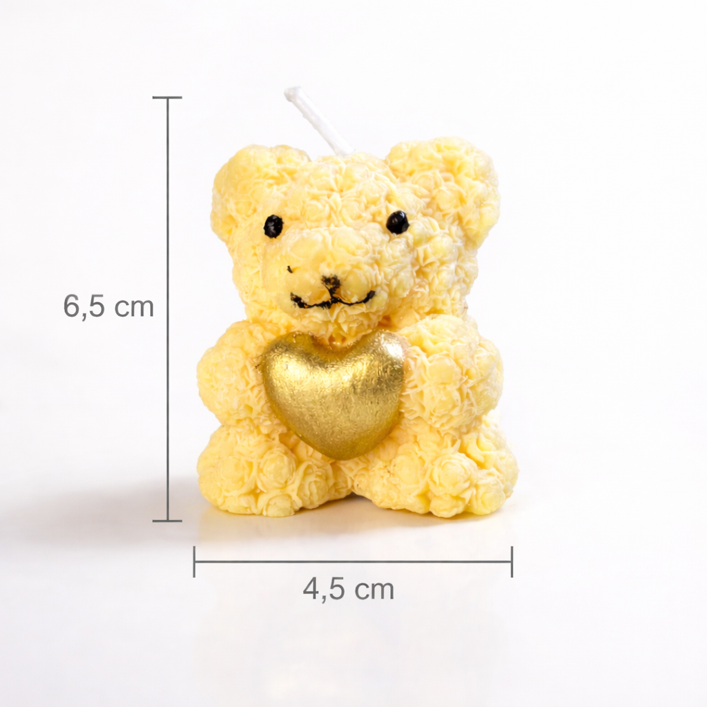 Vela decorativa artesanal con forma de osito y corazón dorado, dimensiones 6,5 cm de altura y 4,5 cm de ancho, fotografía de estudio minimalista para e-commerce de lujo.