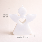 Vela decorativa ángel blanco minimalista con dimensiones 8,5 cm de alto y 8,5 cm de ancho, diseño compacto ideal para recuerdo de bautizo o comunión premium.