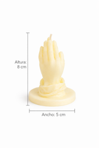 Vela decorativa manos en oración de 8 cm de altura y 5 cm de ancho, elaborada en cera natural color amarillo suave, diseño escultórico sobre base circular, pieza minimalista de lujo para decoración premium.